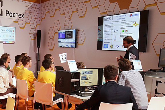 Константин Трушкин читает команде школьников вводную лекцию