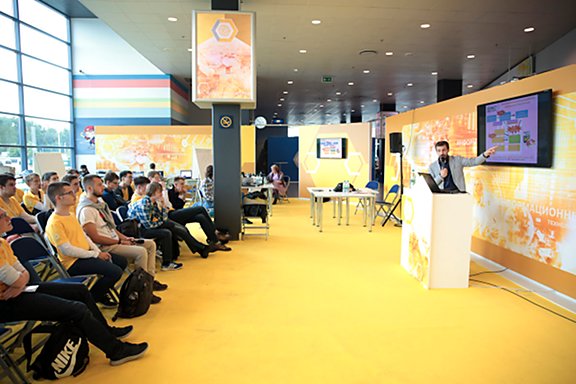 Константин Трушкин читает школьникам лекцию о&nbsp;проблемах разработки микропроцессоров