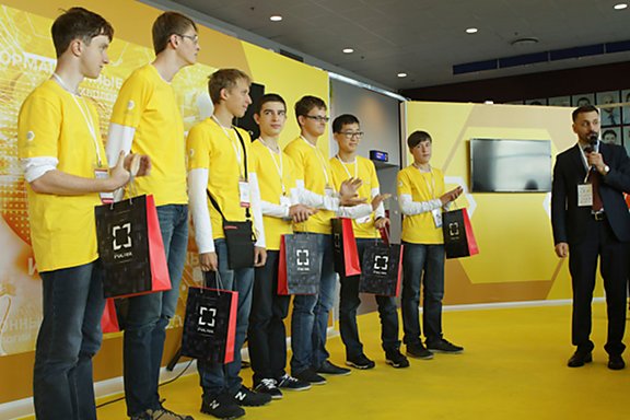 Константин Трушкин вручает команде школьников подарки от&nbsp;ИНЭУМ и&nbsp;МЦСТ